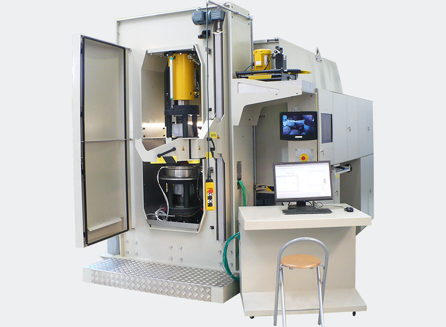 Crack propagation test bench