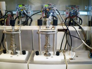 System for stressing the element under test and measuring the actuator