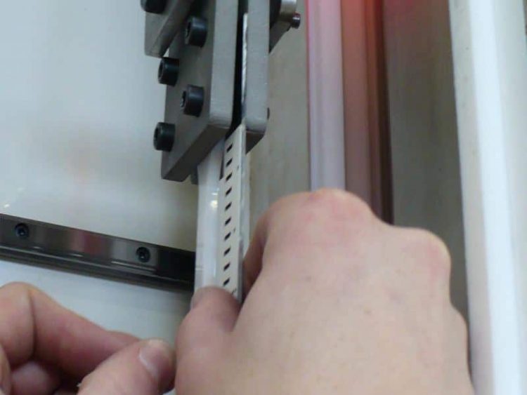 Simple attachment of specimens and optical calibration rulers.